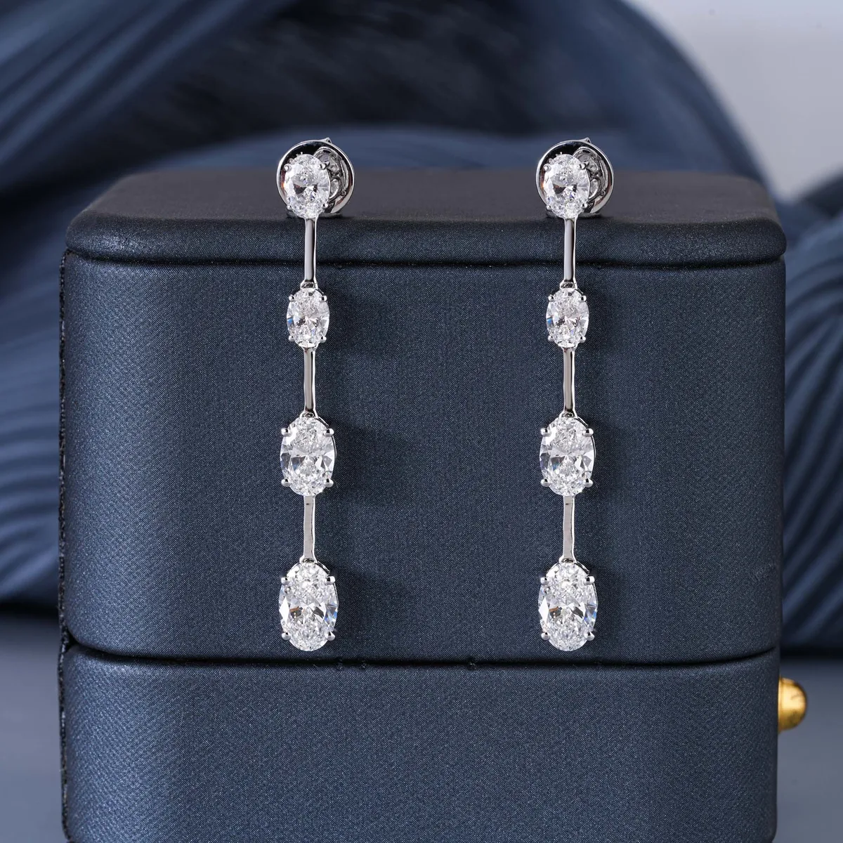 Oval Diamond Hanging Earring 