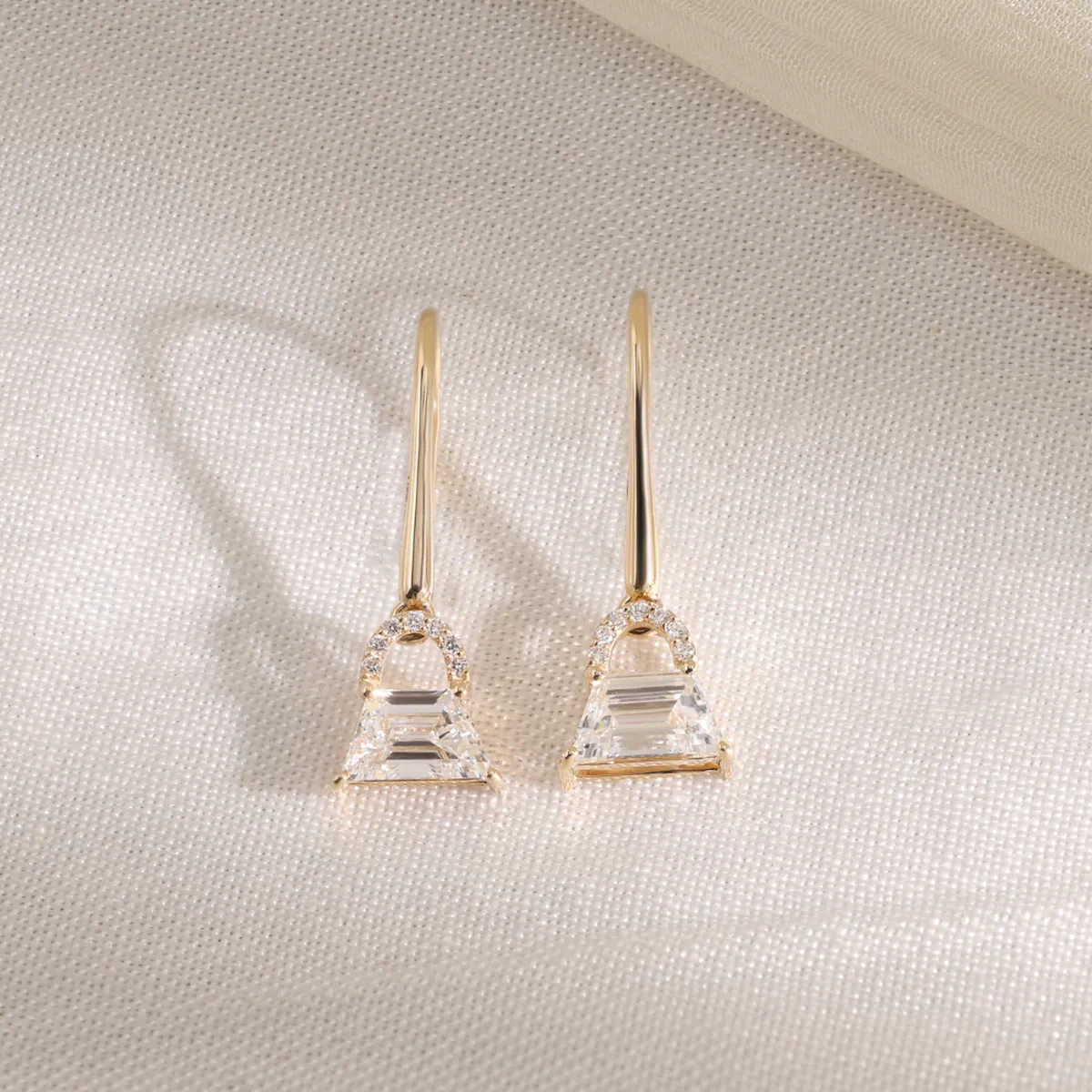 Trapezoid & Round Diamond Earring 