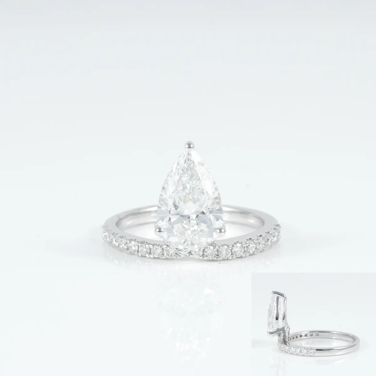 Oval & Round Diamond Engagement Ring 